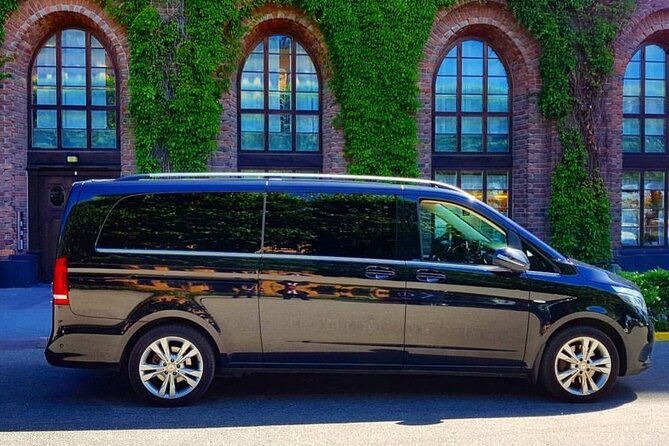 Airport Limousine Transfer: Stockholm City to Arlanda Airport 1-7 Passengers - The Car Choices: Mercedes Comfort, BMW Polish