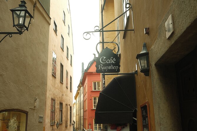 Old Town Self-Guided Tour with interactive challenges - Saint George and the Dragon: spotting the symbol behind the drama