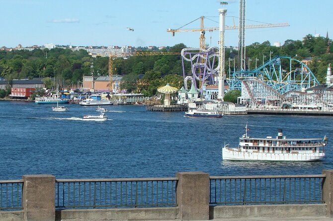Stockholm- A Beauty On The Water: Old Town Walking Tour and Boat Trip Combined - Lejonbacken and Slottsbacken: Royal Palace photo time with real context