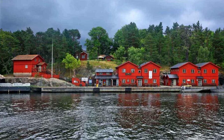 Stockholm: Archipelago Boat Tour - The guide show: royals, local traditions, and jokes that work