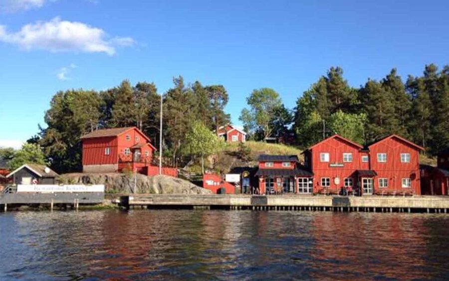 Stockholm: Archipelago Boat Tour - Meeting at the Gustav III Statue: find Lovely Cruises fast