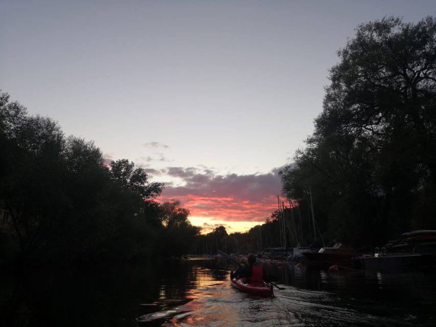 Stockholm Evening Kayak with BBQ. - Kayaking Stockholm from Långholmen Island at golden hour