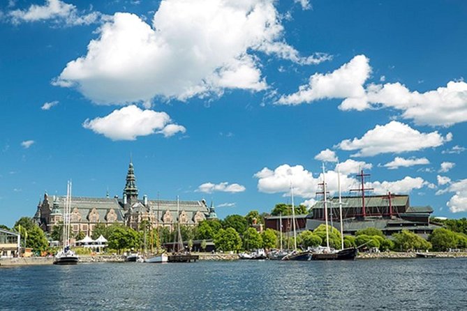 Stockholm Highlights Boat Tour - Stockholm City Hall: Three Golden Crowns from the Water