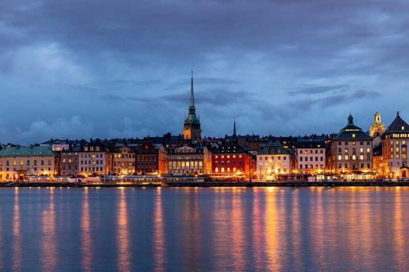 Stockholm: Must-See Attractions Walking Tour with a Guide - Stortorget’s colorful square to the Royal Palace grounds