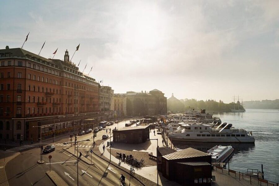 Stockholm: Must-See Attractions Walking Tour with a Guide - Royal Swedish Opera as a cultural finish line