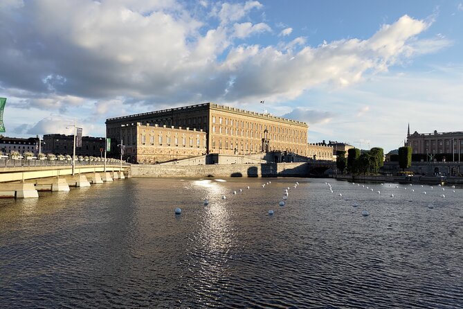 Stockholm Must See - Old Town, boat + Vasa Museum 3h small group - Meeting at Slottsbacken: how the tour sets its mood early