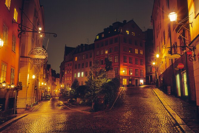 Stockholm Old Town Gamla Stan, Historic Walking Tour, Small group - Stop 2: Stortorget and the main-square mindset