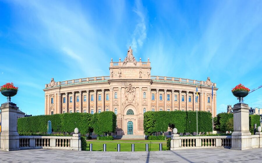 Stockholm: Old Town Highlights Private Walking Tour - Royal spaces you’ll actually understand: Kungsträdgården, Berzelii Park, and the palace