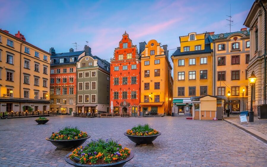 Stockholm: Old Town Highlights Private Walking Tour - Starting point: Järntorgsbrunnen and finding your footing fast