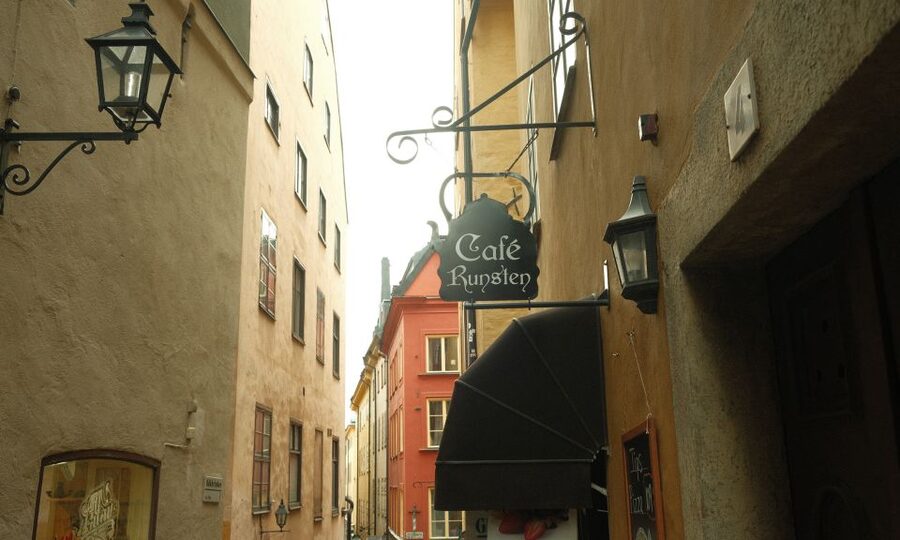 Stockholm: Old Town Self-Guided Tour Learn and solve Puzzles - Saint George and the Dragon: the moment the Old Town turns specific