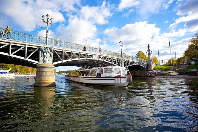 Stockholm: Royal Djurgården Boat Tour - Audio guide setup: 10 languages, headsets, and how to use them well