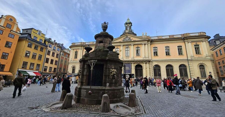 Stockholm: Secrets of Gamla Stan Guided Tour w/ Fika Option - Stockholm Blood Bath and the darker side of old town lore