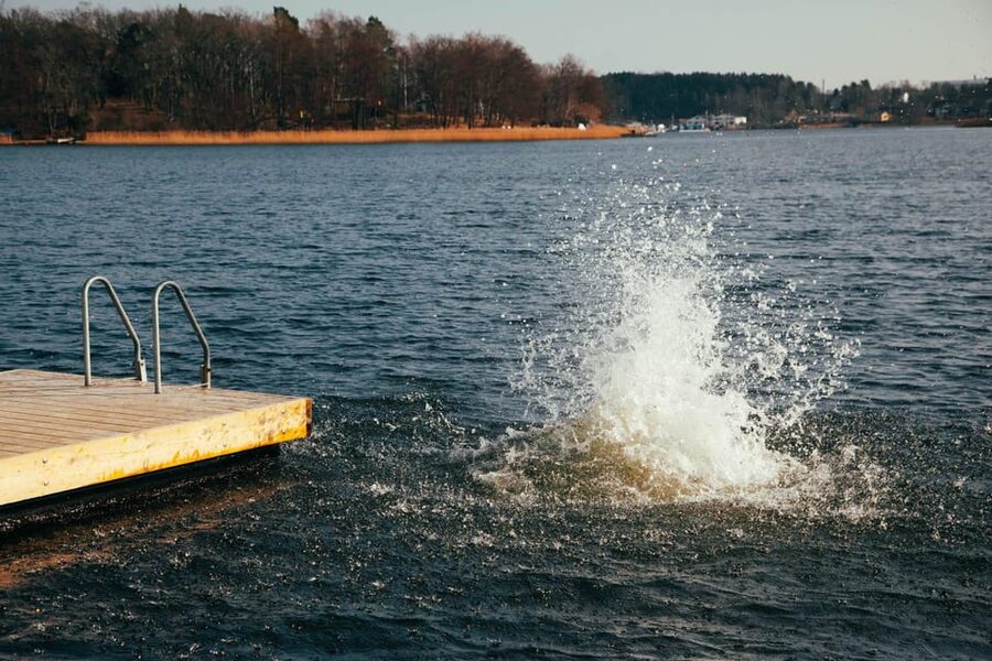 Stockholm: Traditional Sauna & Polar Plunge in Baltic Sea - The polar plunge: year-round contrast, ladder access, no shower