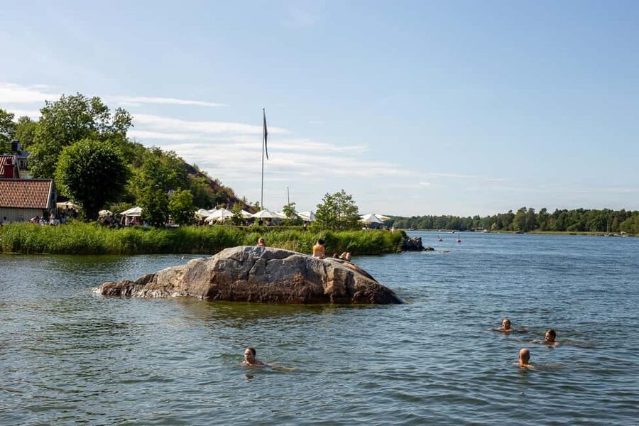Vaxholm & Stockholm Archipelago: Guided Excursion, Day Trip - Guides: Frankie, Lucedana, Sotiris, and what they do differently